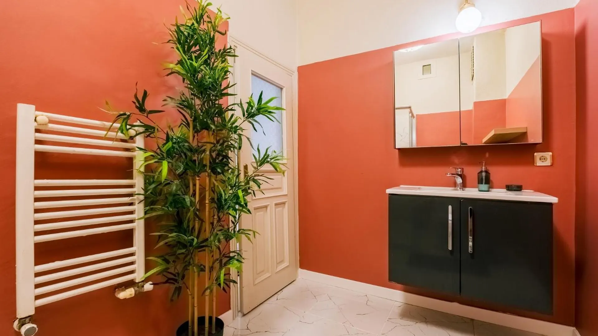 Central Flat W Balcony Near Vibrant Istiklal Stambuł